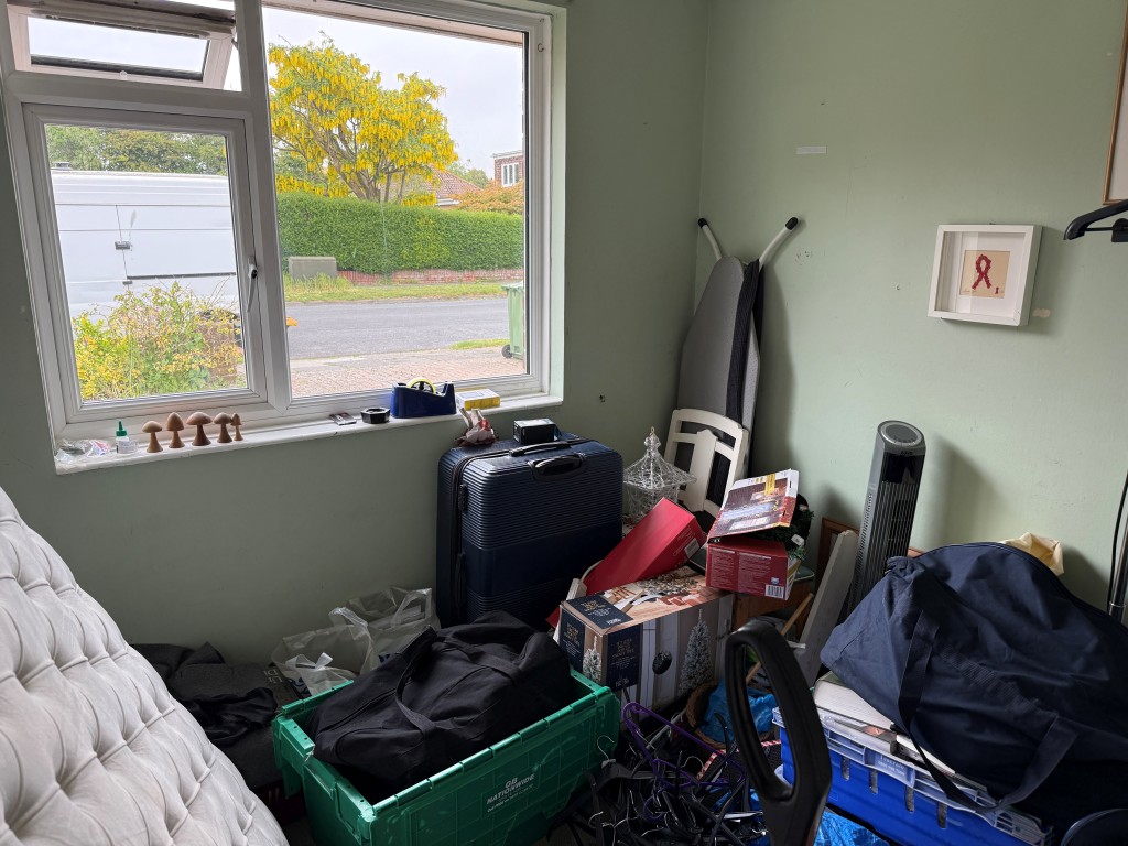 Lot: 137 - BUNGALOW WITH POTENTIAL IN FAVOURED LOCATION - Front bedroom 2 with window